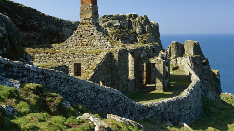 Remains of an old cottage on the side of a cliff